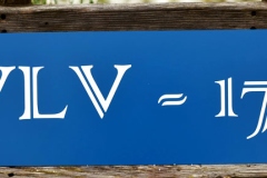 Plastikāta  plāksne zila ar gravētu baltu tekstu