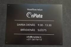 Plastikāta plāksne melna ar baltu tekstu