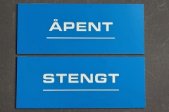 Plastikāta  plāksne zila ar gravētu baltu tekstu