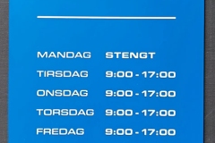 Plastikāta  plāksne zila ar gravētu baltu tekstu