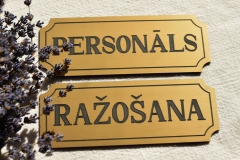 PLASTIKĀTA PLĀKSNES VIESU NAMAM