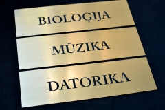 Gravēta plastikāta plāksne durvīm.  Zeltīta.