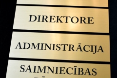 Gravēta plastikāta plāksne durvīm.  Zeltīta.