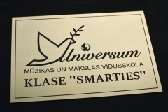 Gravēta plastikāta plāksne durvīm.  Zeltīta.