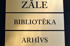 Gravēta plastikāta plāksne durvīm.  Zeltīta.