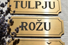 Gravēta plastikāta plāksne durvīm.  Zeltīta.