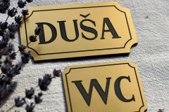 Gravēta plastikāta plāksne durvīm.  Zeltīta.