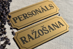 Gravēta plastikāta plāksne durvīm.  Zeltīta.