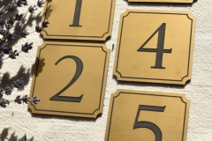 Gravēta plastikāta plāksne durvīm.  Zeltīta.