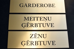 Gravēta plastikāta plāksne durvīm.  Zeltīta.