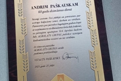 DĀVANA GODARAKSTS KOKA RĀMĪ