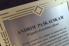 DĀVANA GODARAKSTS KOKA RĀMĪ