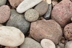 AKMENS AR LATVIEŠU SPĒKA ZĪMĒM