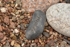 AKMENS AR LATVIEŠU SPĒKA ZĪMĒM