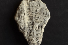 Akmenī gravēti hieroglifi