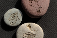 Akmenī gravēts Ēģiptes simbols