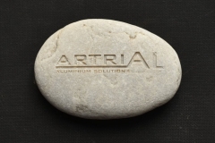 AKMENS AR UZŅĒMUMA LOGO