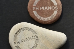 AKMENS AR UZŅĒMUMA LOGO