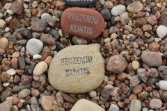 AKMENS AR VIETAS NOSAUKUMU