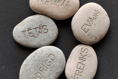 AKMEŅI AR GRAVĒTIEM VĀRDIŅIEM