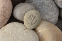 Akmens ar gravētām Zodiaka zīmēm