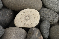 Akmens ar gravētām Zodiaka zīmēm
