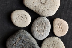 Akmens ar gravētām Zodiaka zīmēm