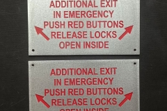 NERŪSĒJOŠĀ TĒRAUDA TEHNISKĀ PLĀKSNE AR GRAVĒTU INFORMĀCIJU