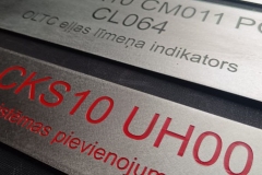 NERŪSĒJOŠĀ TĒRAUDA PLĀKSNES AR GRAVĒTU KKS KODU