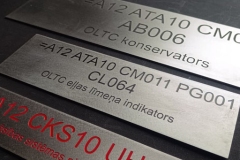 NERŪSĒJOŠĀ TĒRAUDA PLĀKSNES AR GRAVĒTU KKS KODU