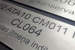 NERŪSĒJOŠĀ TĒRAUDA PLĀKSNES AR GRAVĒTU KKS KODU