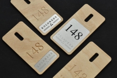 Alumīnija garderobes numuriņi ar gravētu ciparu un logo