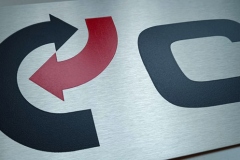 Alumīnija  plāksne ar gravētu logo. Logo krāsains