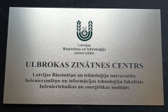 Alumīnija  plāksne ar gravētu logo. Logo krāsains