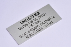 Alumīnija marķējums, teksts krāsots.