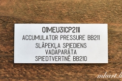 Alumīnija marķējums, teksts krāsots.