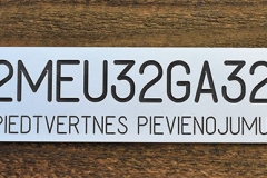 Alumīnija marķējums, teksts krāsots.