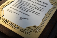 LIELA IZMĒRA ATZINĪBAS RAKSTS KOKA RĀMĪ