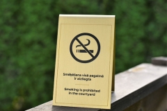 Smēķēšanas zīme, gravēts misiņš, gravējums krāsots melnā krāsā
