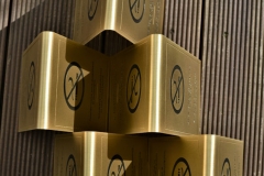 Divpusējas smēķēšanas zīmes, gravēts misiņš, gravējums krāsots melnā krāsā