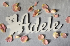 Adele. Dizaina elements ar lācīti - Frēzēti koka burti, krāsoti.