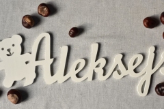 Aleksejs. Dizaina elements ar lācīti - Frēzēti koka burti, krāsoti.