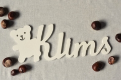 Klims. Dizaina elements ar lācīti - Frēzēti koka burti, krāsoti.