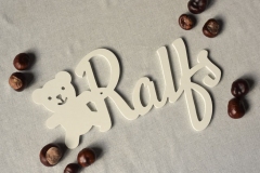 Ralfs  Dizaina elements ar lācīti - Frēzēti koka burti, krāsoti.