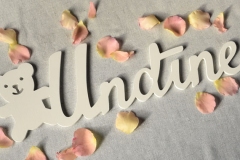 Undīne. Dizaina elements ar lācīti - Frēzēti koka burti, krāsoti.