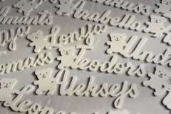 Frēzēti koka koka vārdi ar lācīti krāsoti.