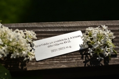 Anodēta alumīnija plāksnīte ar gravētu novēlējumu ,  gravējums krāsots.