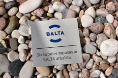 Anodēta alumīnija plāksnīte ar gravētu logo,  gravējums krāsots.