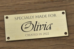 Plāksnīte dāvanai no misiņa ar gravējumu.