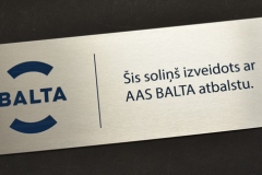 Anodēta alumīnija plāksnīte ar gravētu logo,  gravējums krāsots.
